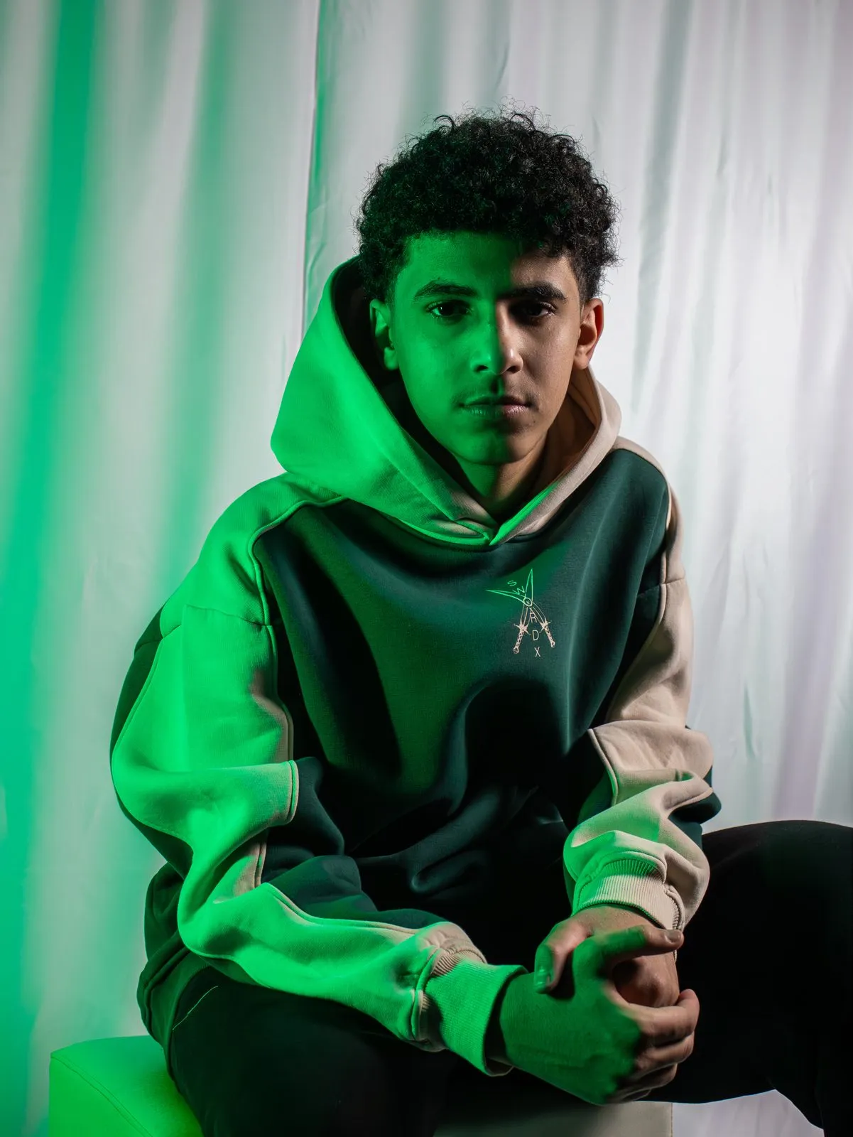جلسة تصوير أزياء لعلامة SWORDX بإضاءة خضراء