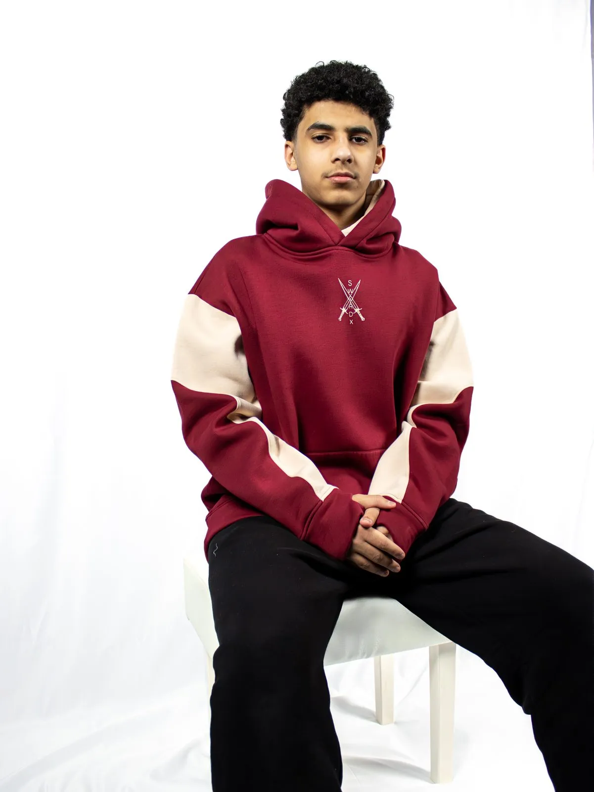 جلسة تصوير هودي عنابي لعلامة SWORDX
