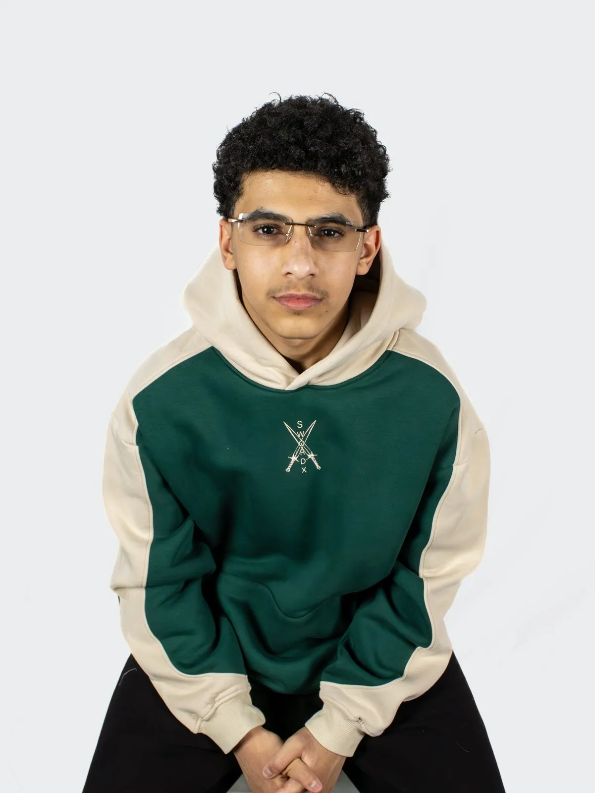جلسة تصوير هودي أخضر لعلامة SWORDX