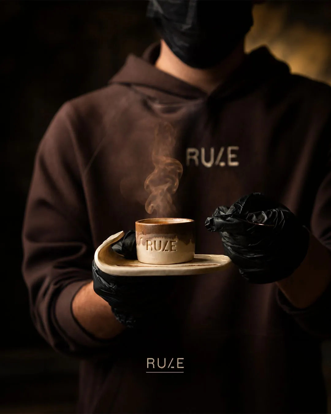 باريستا Rule يقدّم كوب إسبريسو ساخناً بعلامة المقهى